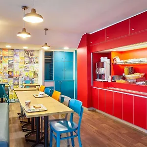 Hotell Hotelf1 Centre Courtine Gare Tgv, Avignon