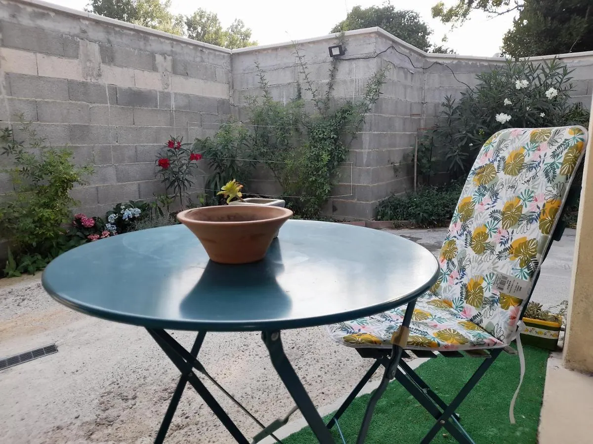 Studio Avec Une Place De Parking Avignon 0*,  France